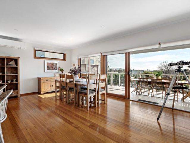 Bay Views & Relaxed Coastal Living for the Whole Family
