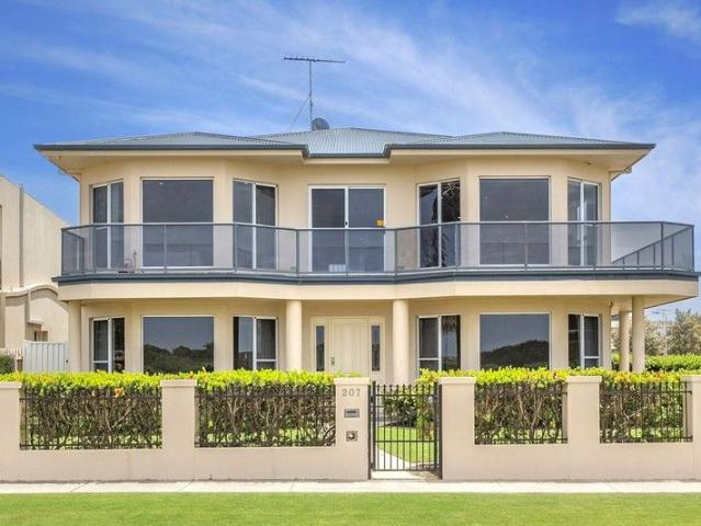 REFINED COASTAL LUXURY ON TORQUAY'S ESPLANADE