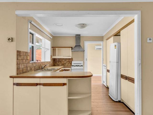 Refined Family Living in a Coveted Glen Waverley Setting