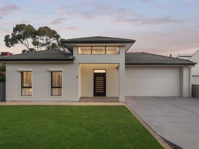 Refined Family Living Moments from the Coast