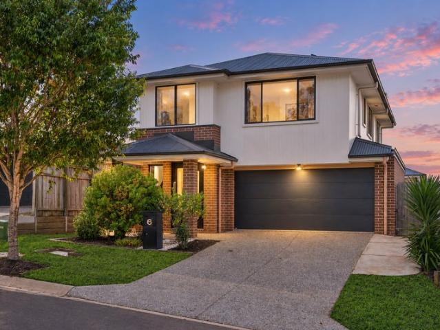 Refined Family Living with a Private Pool in Monterea Estate.