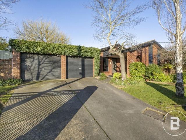 REFINED FAMILY LIVING WITH MULTIPLE ENTERTAINING ZONES & SECURE PARKING