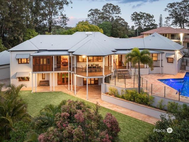 Refined family residence in prestigious locale