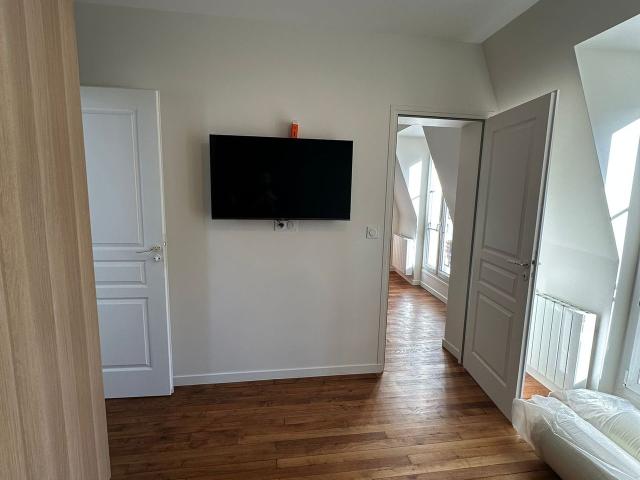 Refined Flat with A/C in Batignolles Parisian flair with Eiffel tower view, Paris Amsterdam Apartments for Rent