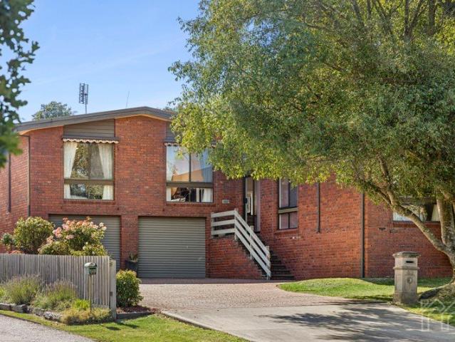 Refined Living in a Tranquil Garden Setting
