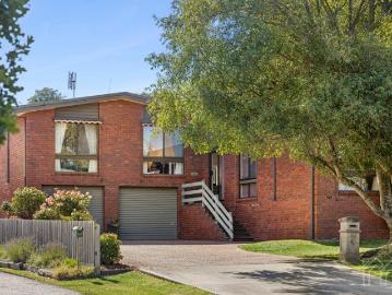 Refined Living in a Tranquil Garden Setting