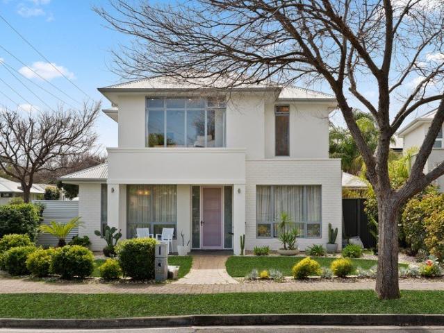 Refined Parkside Luxury Family Living Premium Build, Corner Allotment and Only Minutes' Walk to the Beach
