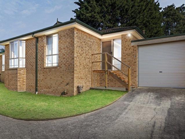 Refined Reserve Side Living in an Enviable Langwarrin Setting