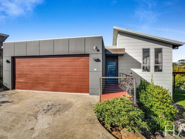 Refined Suburban Living in Sought After Summerhill