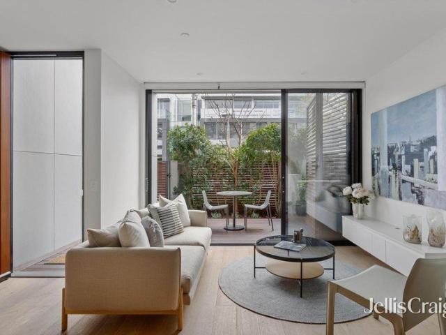 Refined town residence living in unbeatable Hawthorn East location