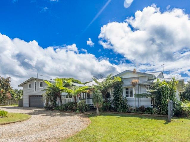 Refined 1920s Queenslander on 1.2 Acres with Versatile Retreat