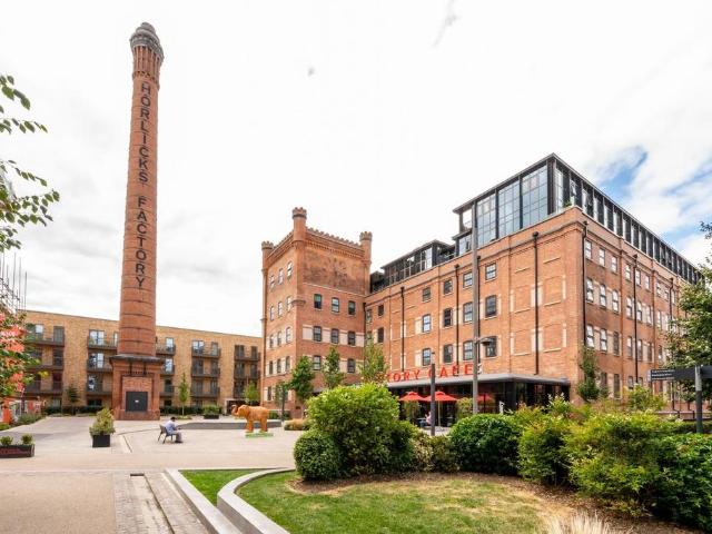 Refinery Square, Slough, London, SL1 2 bed flat to rent £1,750 pcm £404 pw