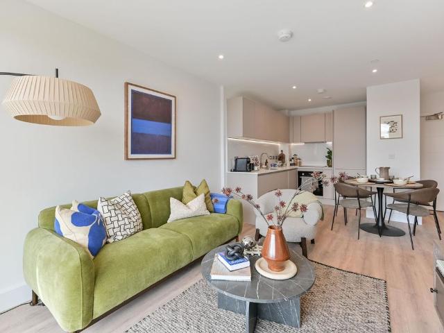 Refinery Square, Slough, London SL1, 2 bed flat to rent, £1,775 pcm | PrimeLocation