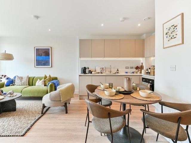 Refinery Square, Slough, London SL1, 2 bed flat to rent, £1,825 pcm | PrimeLocation