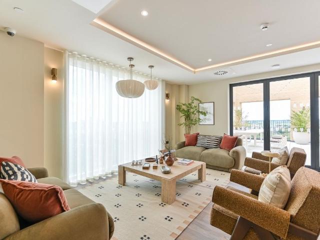 Refinery Square, Slough, London SL1, 2 bed flat to rent, £1,875 pcm | PrimeLocation
