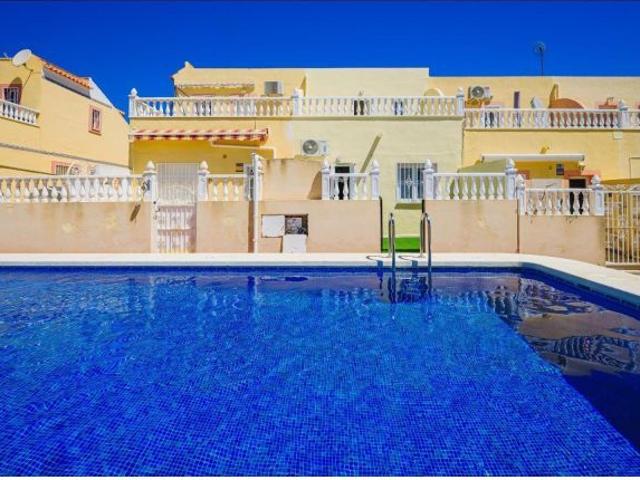 REFORMADO ADOSADO CON VISTAS AL MAR EN LAS FILIPINAS ORIHUELA COSTA. CON PISCINA. 3 DORM. 2 BAÑOS. C