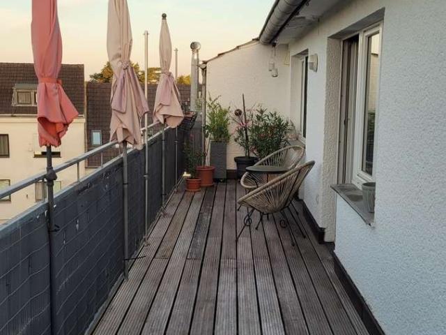 Refrath, schön renovierte 3 Zi DG Wohnung mit riesigem Balkon
