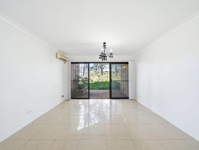 Refreshed courtyard apartment in convenient locale