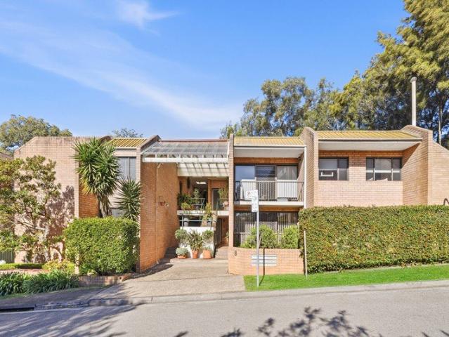 Refreshed courtyard apartment in convenient locale