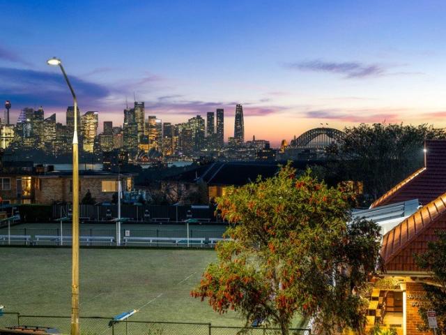 Refreshed, Contemporary Apartment Capturing Harbour Bridge, Opera House and City Skyline Views