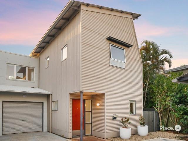 Refreshed Balmoral Townhouse with Exceptional Outdoor Living