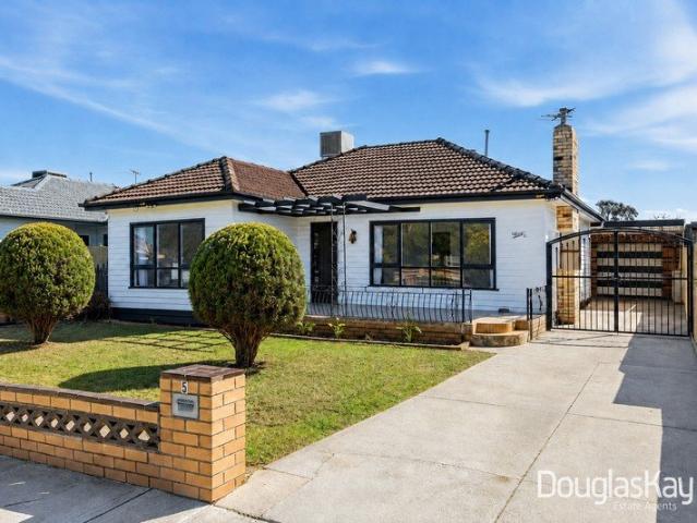Refreshed Family Comfort on an Impressive 697sqm Allotment