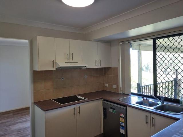 Refreshed Family Home in Pacific Pines 29 Manra Way