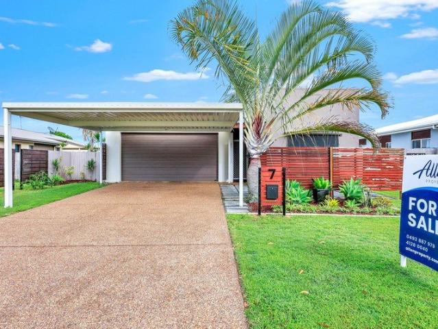 Refreshed, Low Set Home 5 Minutes Walk To Toogoom Beach @ Hervey Bay!