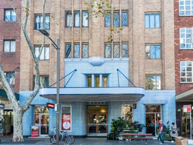 Refreshed studio in 'Cahors' Art Deco building