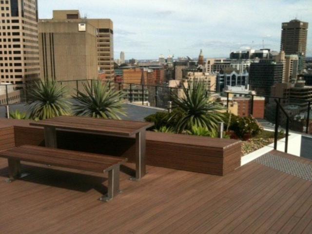 Refreshed Sunlit Two Bedroom Apartment Inmark Tower