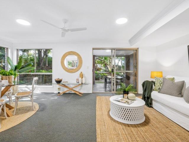 Refreshed Townhouse Living with a Beautiful Garden Backdrop