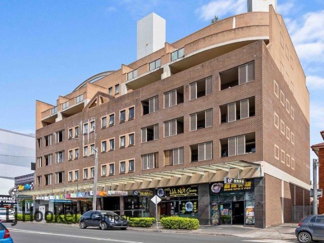 Refreshed Three Bedroom Apartment, Panoramic City & Park Views, all Amenities at your Door!