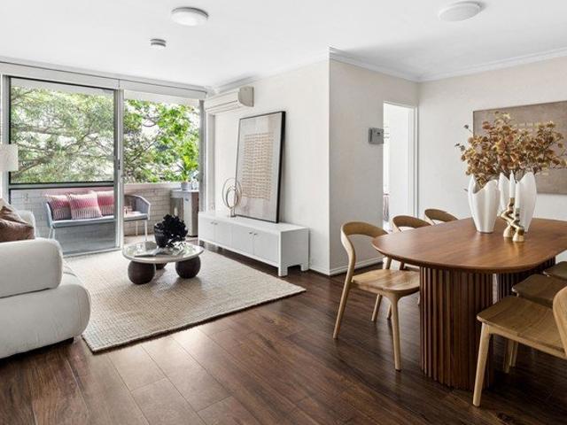 Refreshed Two Bedroom Apartment In Prime Location