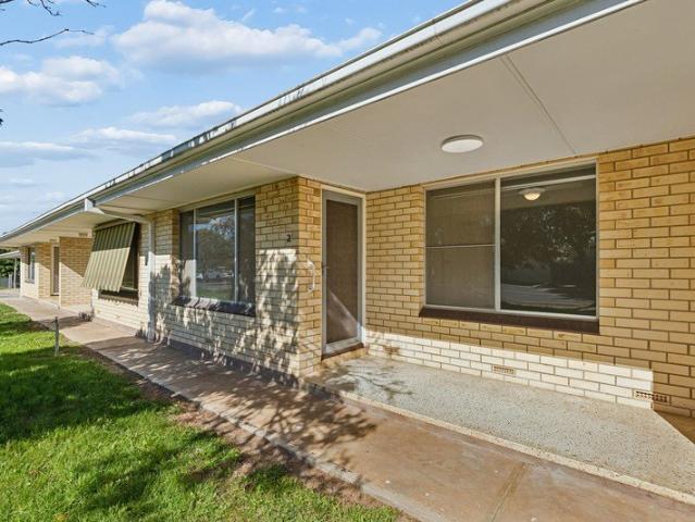 Refreshed Unit Living in Plympton Park