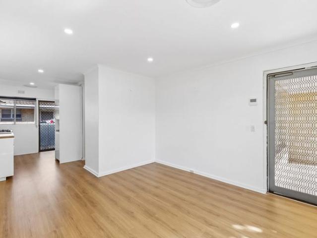 Refreshed Unit Living in Plympton Park