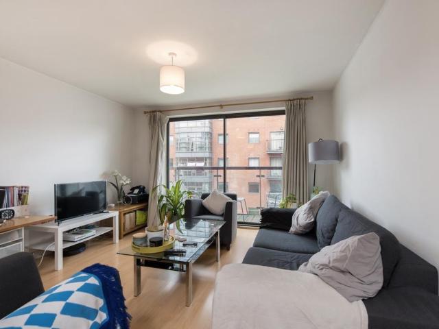 Regency Apartments, Montaigne Close. 2 bed apartment to rent £3,500 pcm £808 pw