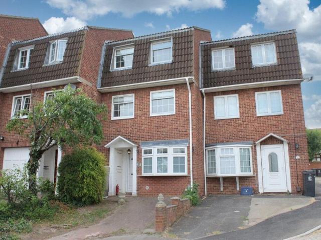 Regency Close, Essex IG7 5 bed house share to rent £850 pcm £196 pw
