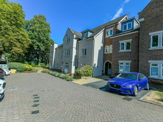 Regency Court, Hale 2 bed apartment to rent £1,450 pcm £335 pw