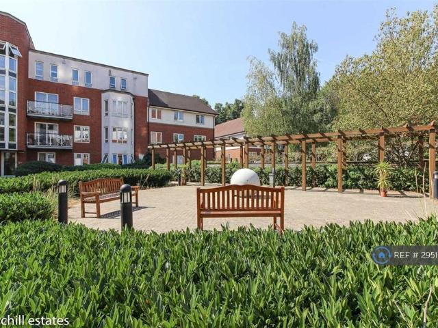 Regency Court, London, E18 2 bed flat to rent £1,850 pcm £427 pw
