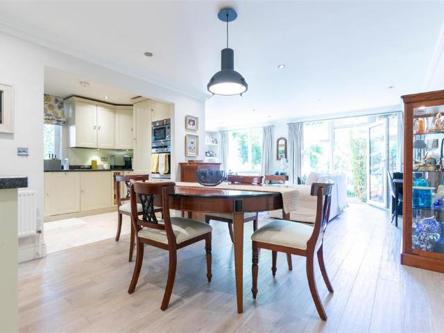 Regent Court, St Johns Wood NW8 2 bed apartment to rent £4,117 pcm £950 pw