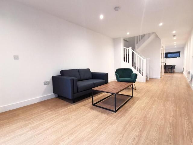 Regent Farm Road, Gosforth, Newcastle. 2 bed apartment to rent £1,300 pcm £300 pw