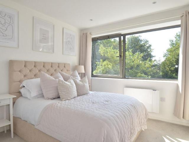 Regent House, Hubert Road, Brentwood 2 bed flat to rent £1,600 pcm £369 pw