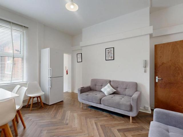 Regent Park Avenue, Leeds LS6 5 bed house to rent £1,950 pcm £450 pw