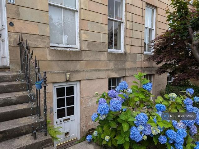 Regent Park Square, Glasgow, G41 1 bed flat to rent £1,250 pcm £288 pw