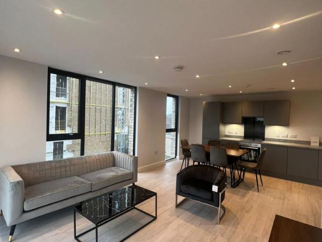 Regent Plaza, M5 3 3 bed flat to rent £1,800 pcm £415 pw