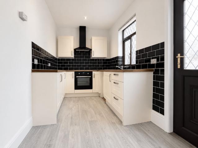 Regents Close, London, CR3 3 bed flat to rent £1,750 pcm £404 pw
