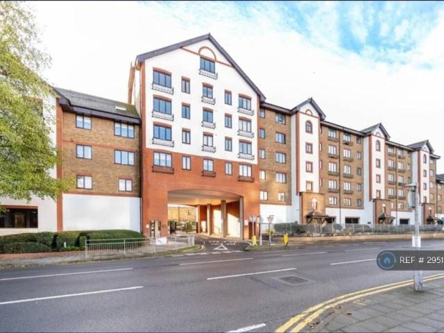 Regents Court, Kingston Upon Thames, KT2 2 bed flat to rent £2,000 pcm £462 pw