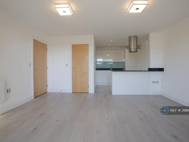 Regents Park Road, London, NW1 2 bed flat to rent £3,050 pcm £704 pw