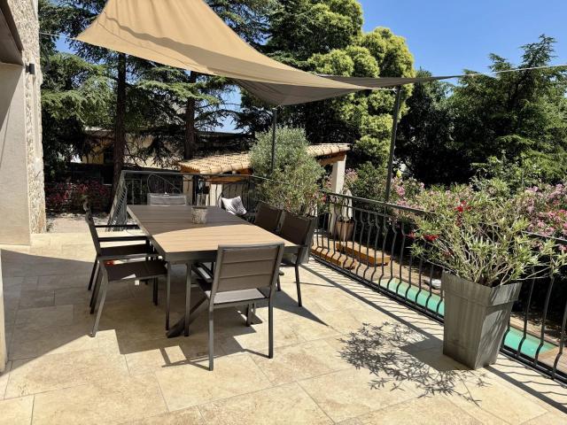 REGION D'UZES, parfait petit mas en pierres apparentes avec. 102m² Garrigues Sainte Eulalie