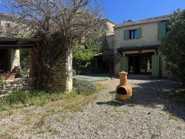 Region Uzes, grande maison en pierres apparentes avec jardin. 199m² Castelnau Valence